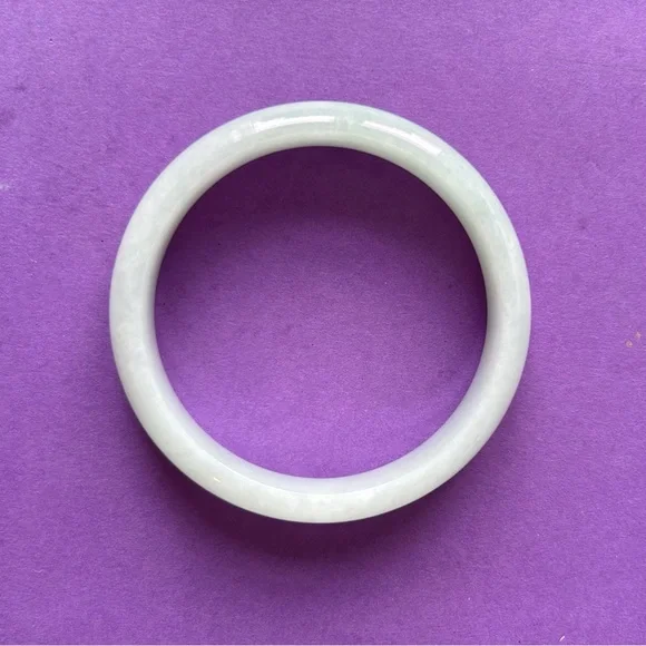Jade bangle - Picture 2 of 5